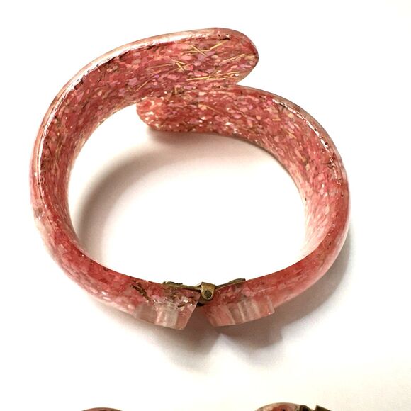 Lucite Confetti Pink Glitter Bypass Bracelet Clip Earring Set Seashells Vintage - Picture 4 of 11